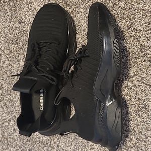 BLACK CUSHIONAIRE GYM SHOES